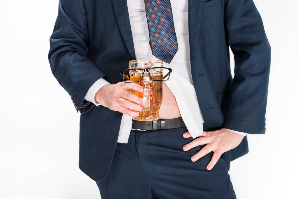 vista ritagliata di sovrappeso uomo in abbigliamento formale in possesso di vetro di birra con bicchieri su isolato su bianco
 - Foto, immagini