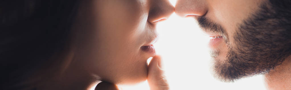 plan panoramique de l'homme touchant doucement petite amie isolée sur blanc
 - Photo, image