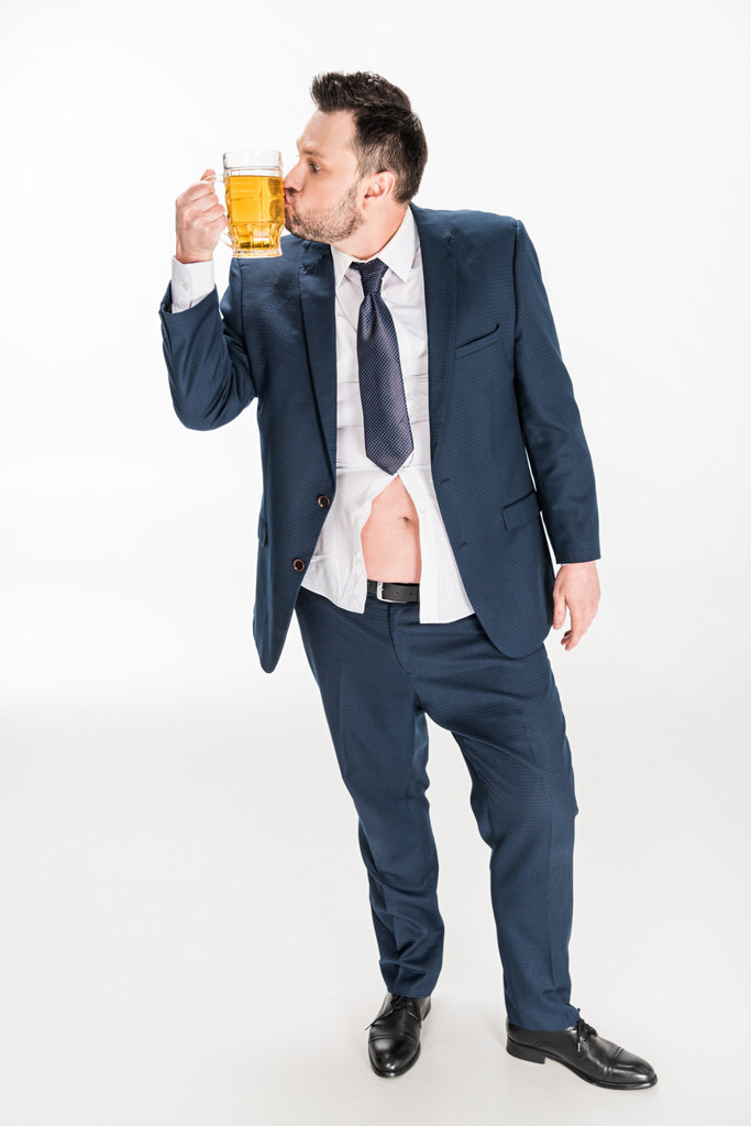 υπέρβαρο άντρας σε τυπική φθορά ποτήρι μπύρα στο λευκό - Φωτογραφία, εικόνα