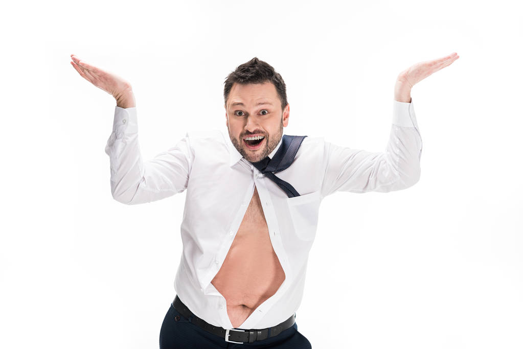 glücklicher übergewichtiger Mann in enger formaler Kleidung, der achselzuckend Geste macht, isoliert auf weiß - Foto, Bild