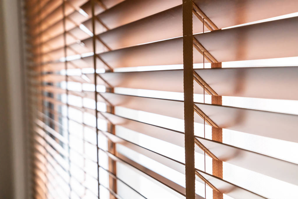 Ξύλινα παντζούρια στο παράθυρο στο σαλόνι - Φωτογραφία, εικόνα