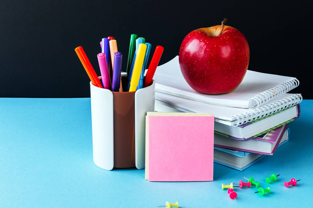 Gruppo di materiale scolastico e libri mela su sfondo blu lungo banner
  - Foto, immagini