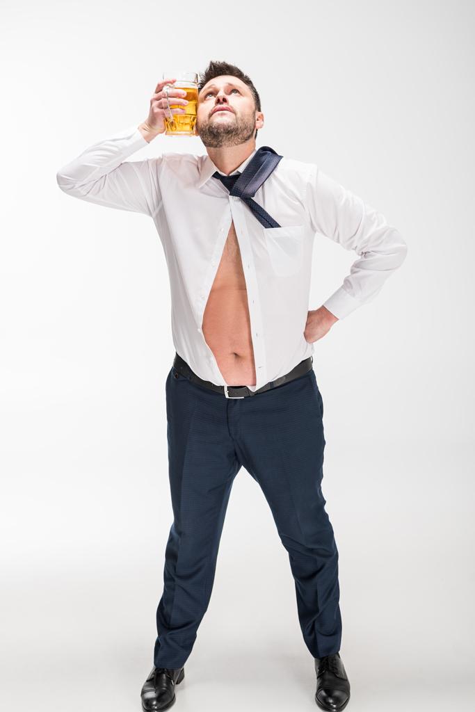 надмірна вага людини тримає келих пива біля обличчя на білому
 - Фото, зображення