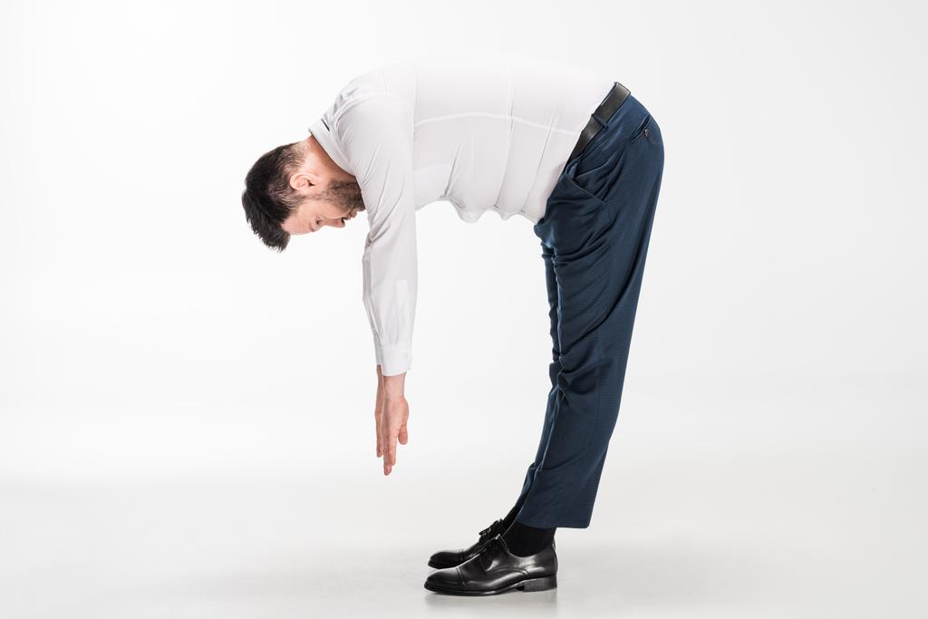 túlsúlyos férfi feszes formális kopás fölé hajolt, és nyúlik a fehér - Fotó, kép