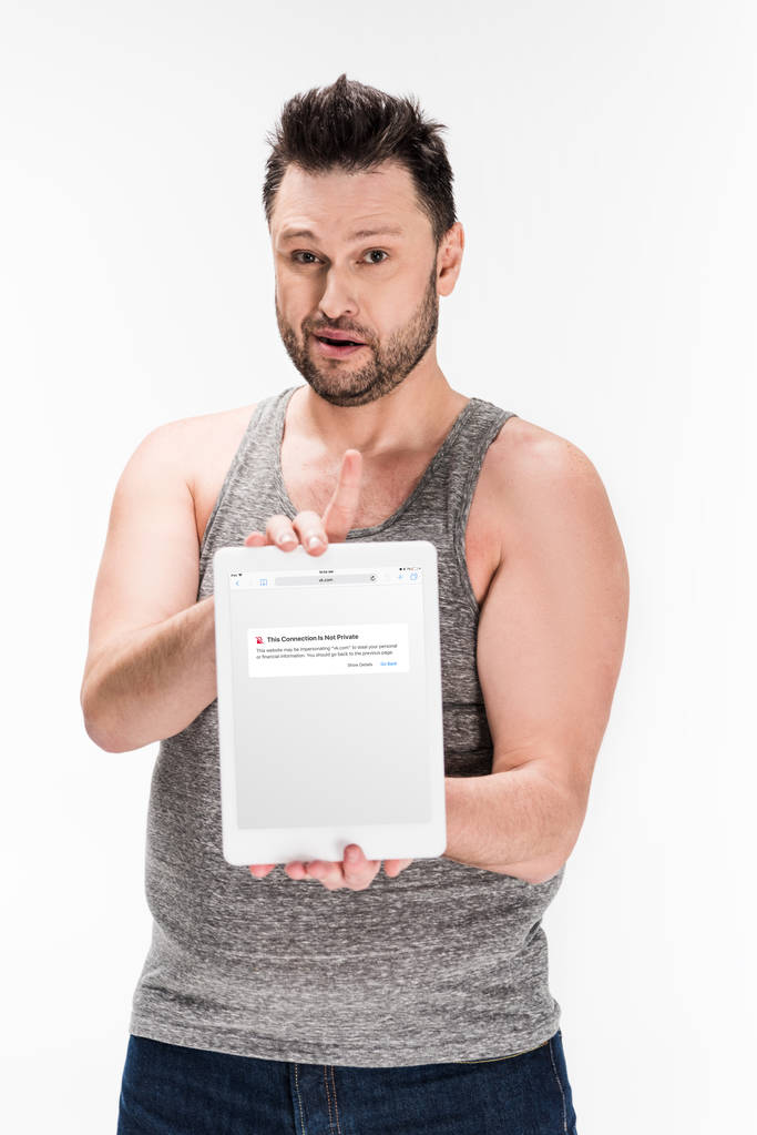 homem com sobrepeso olhando para a câmera e mostrando tablet digital com aplicativo vkontakte na tela isolado no branco
 - Foto, Imagem
