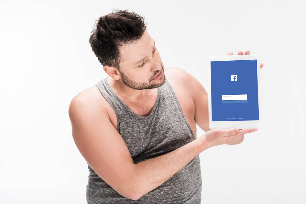 homme en surpoids montrant tablette numérique avec application facebook à l'écran isolé sur blanc
 - Photo, image