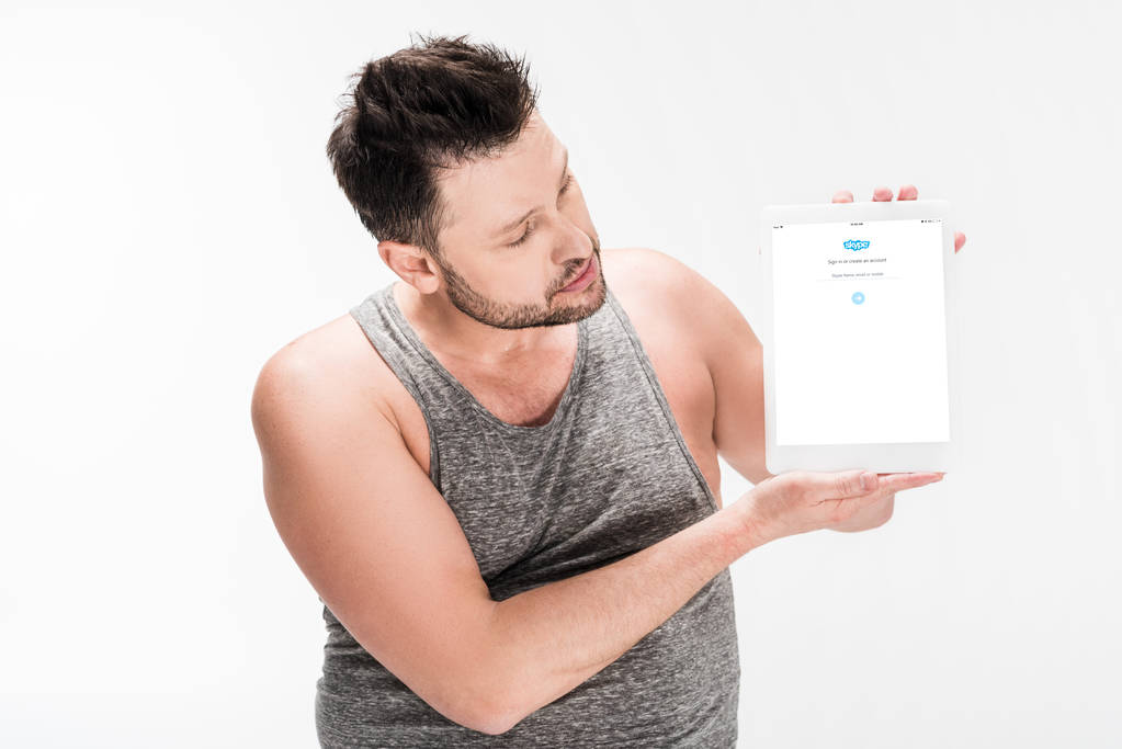 człowiek z nadwagą pokazując cyfrowy tablet z aplikacją Skype na ekranie białym - Zdjęcie, obraz