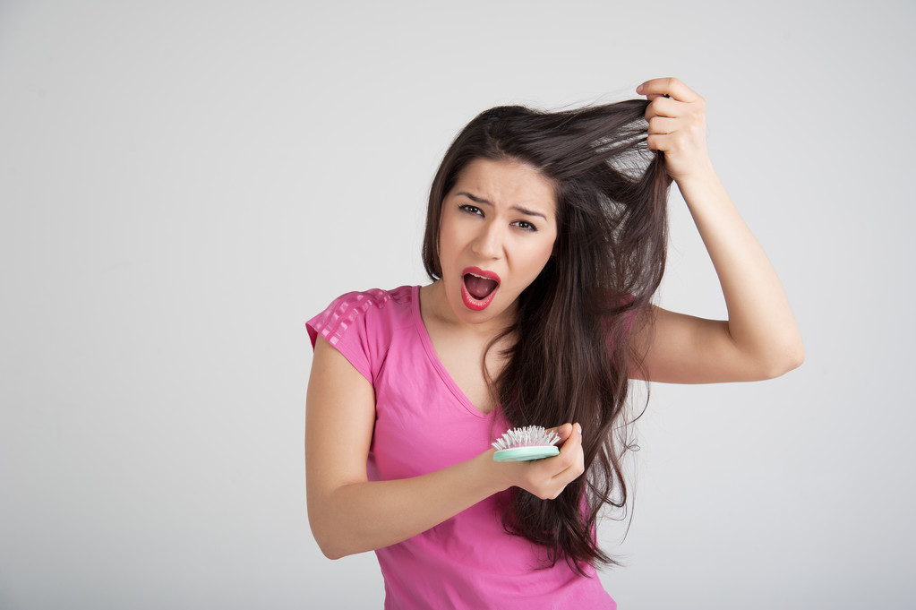 mujer conmocionada perder el pelo en el cepillo
 - Foto, imagen