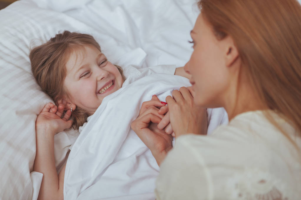 Krásná žena pozorovala svou dceru, jak spí - Fotografie, Obrázek