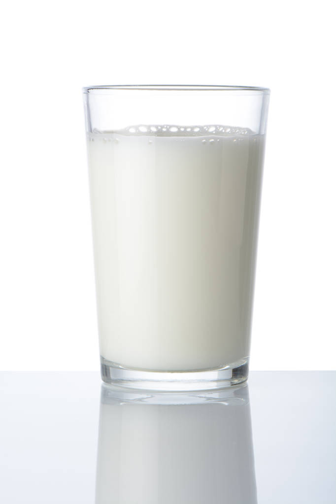 Lasi maidolla valkoisella pohjalla - Valokuva, kuva