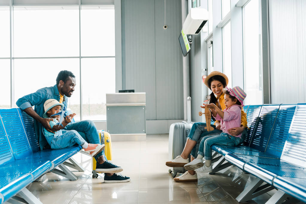 šťastná Africká rodina sedí na letišti a čeká na útěk - Fotografie, Obrázek