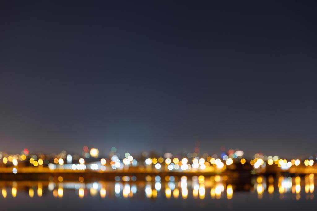 ビル、ボケライトと夜の川と暗い街並み - 写真・画像