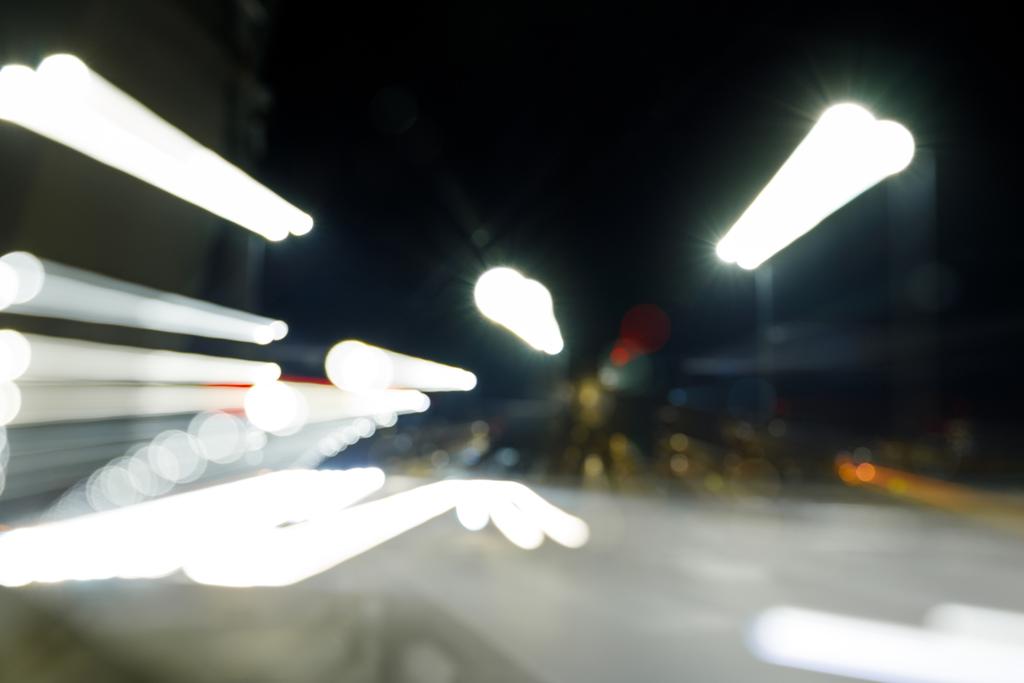 μακρά έκθεση των φωτεινών φώτων στο δρόμο τη νύχτα - Φωτογραφία, εικόνα