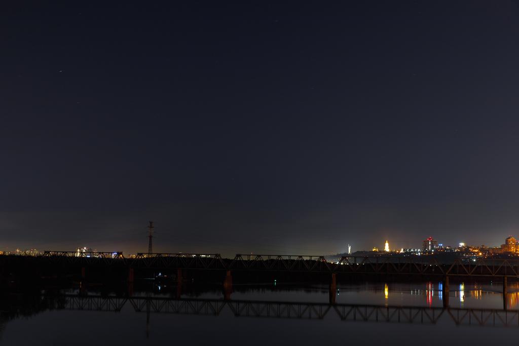 tmavý panoráma se poklidnou řekou a mostem v noci - Fotografie, Obrázek