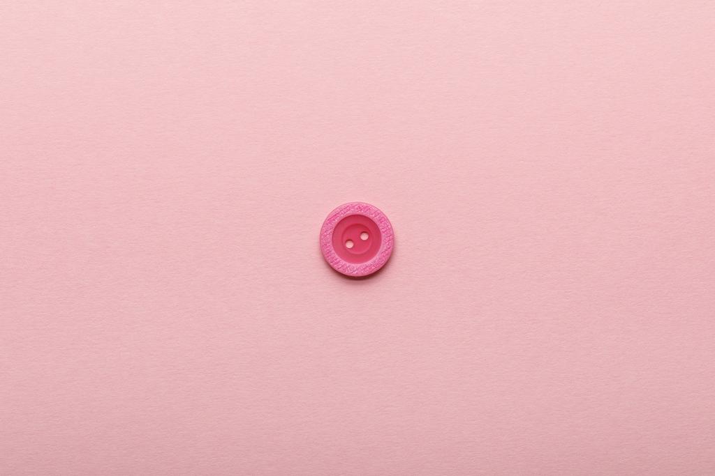 вид зверху кнопка одягу ізольована на рожевому з простором для копіювання
 - Фото, зображення