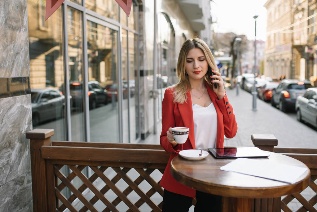 Επιχειρηματίας, λαμβάνοντας ένα διάλειμμα για καφέ και χρησιμοποιώντας το smartphone. - Φωτογραφία, εικόνα