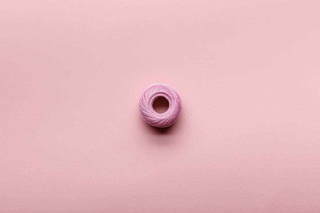 vue de dessus de coton tricot boule de fil sur rose avec espace de copie
 - Photo, image