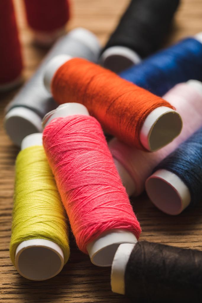 散乱カラフルな綿の糸コイルのクローズアップビュー - 写真・画像