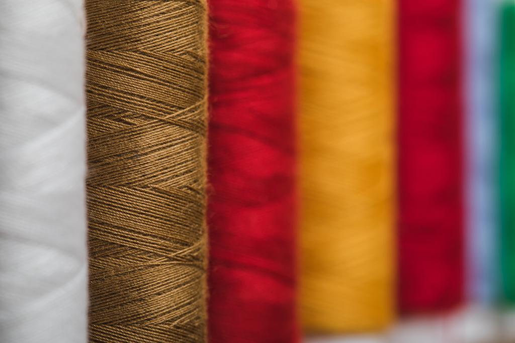 selektywne skupienie kolorowych zwojów nici bawełnianych w rzędzie z przestrzenią kopiową - Zdjęcie, obraz