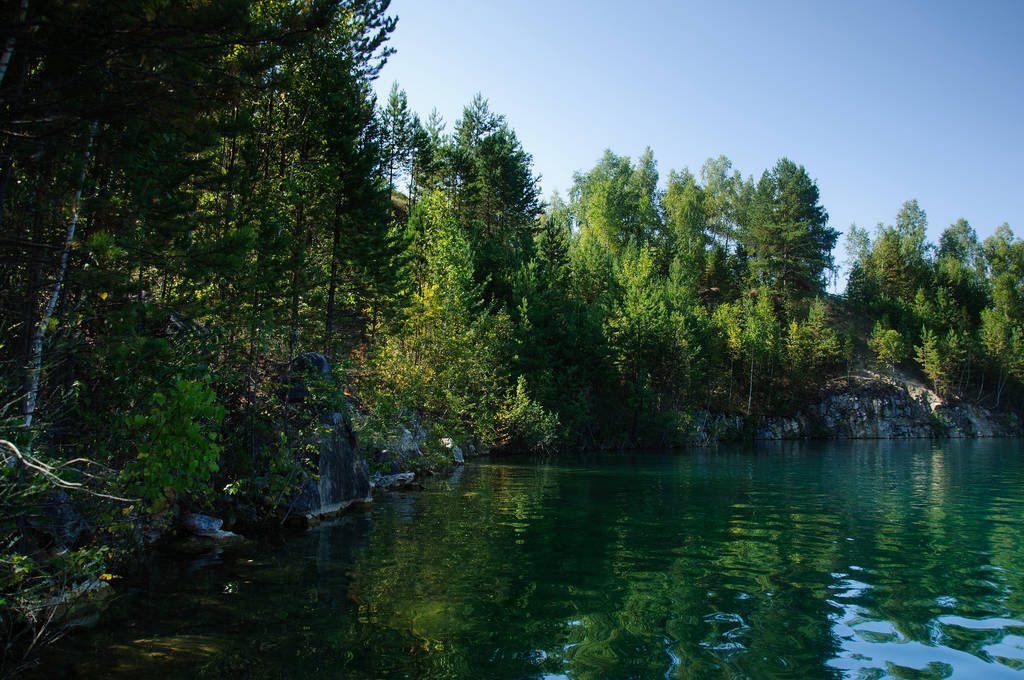 Mountain Lake το καλοκαίρι το μεσημέρι με παραθεριστές και τουρίστες κολύμβησης - Φωτογραφία, εικόνα