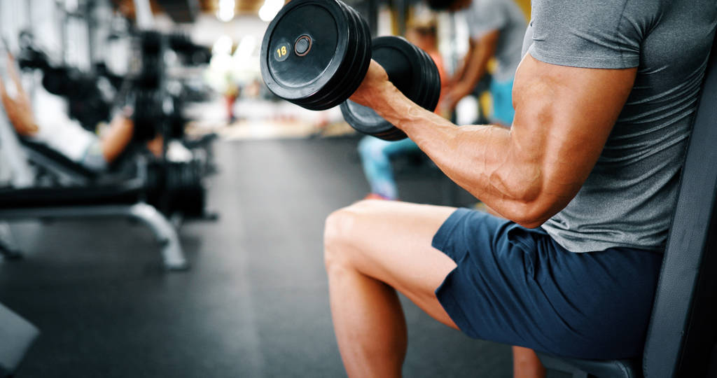 Bepaald mannelijke trainen in de sportschool die gewichten op te heffen - Foto, afbeelding