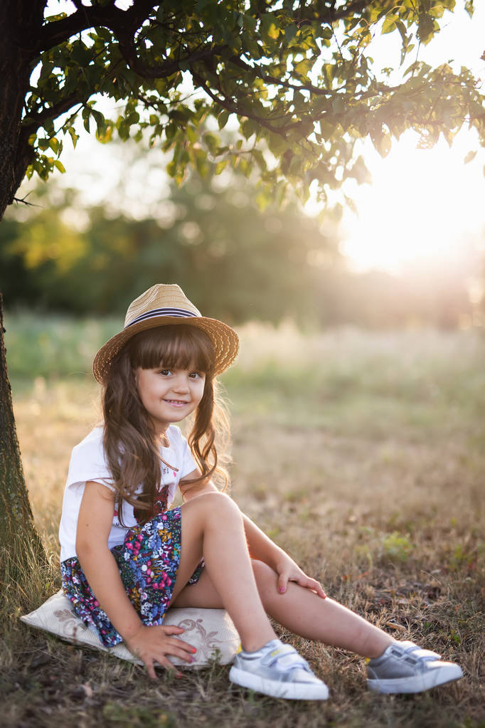 Letni odkryty portret piękne, szczęśliwe dziecko - Zdjęcie, obraz