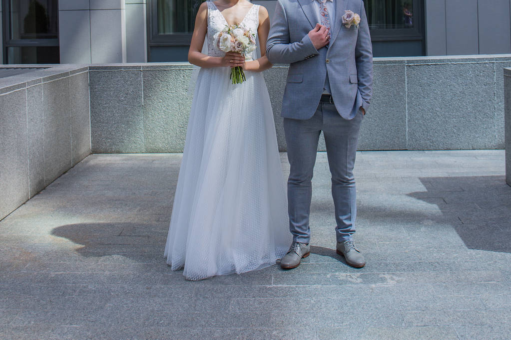 Жених и невеста стоят рядом с офисом
. - Фото, изображение