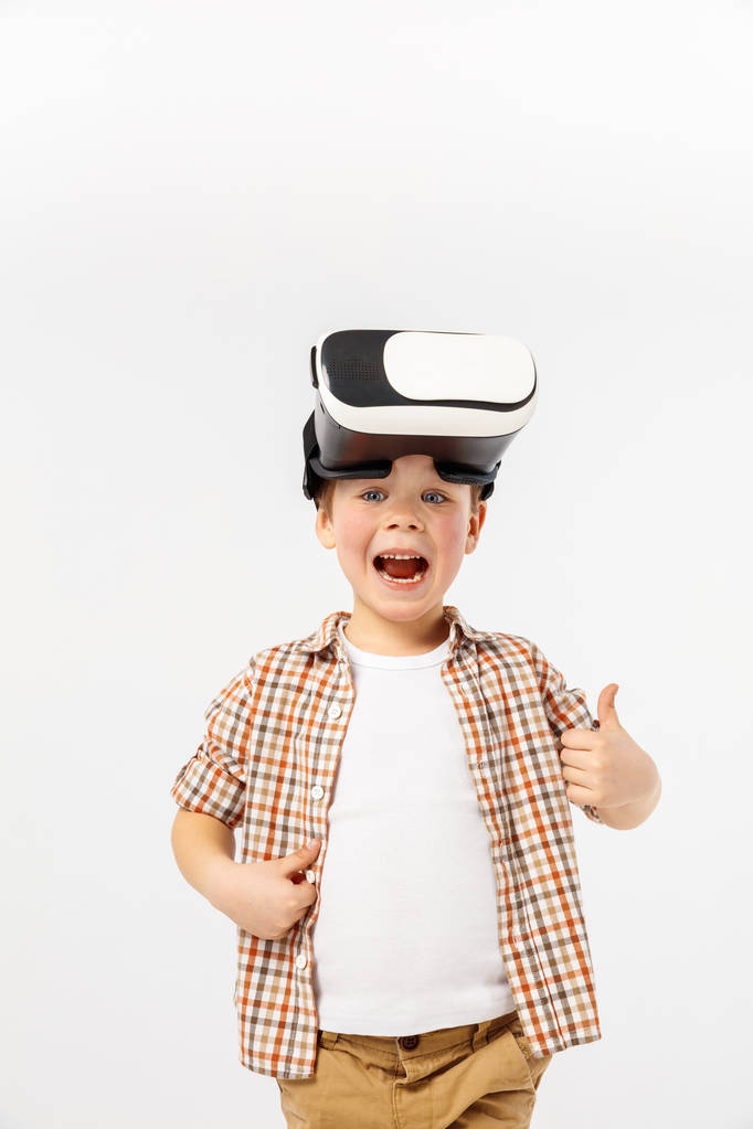 Kind mit Virtual-Reality-Headset - Foto, Bild