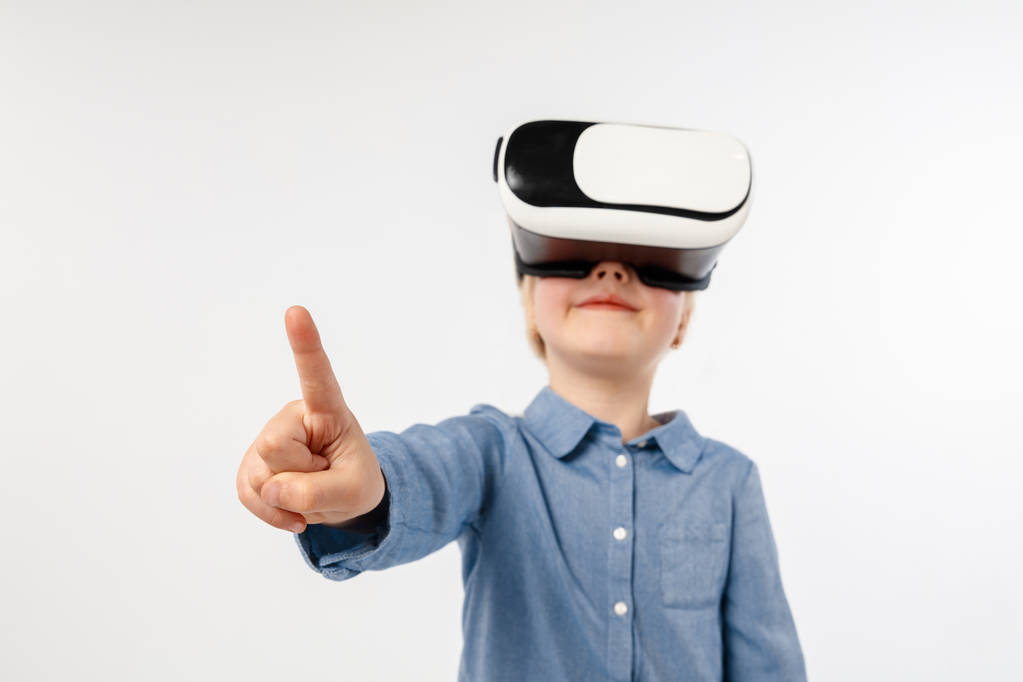 Enfant avec casque de réalité virtuelle
 - Photo, image