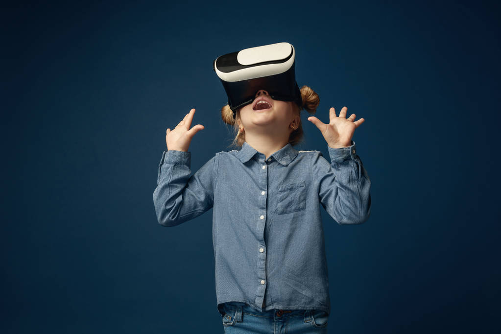 Enfant avec casque de réalité virtuelle
 - Photo, image