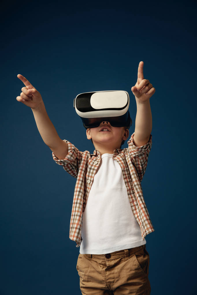 Ребенок с гарнитурой виртуальной реальности
 - Фото, изображение