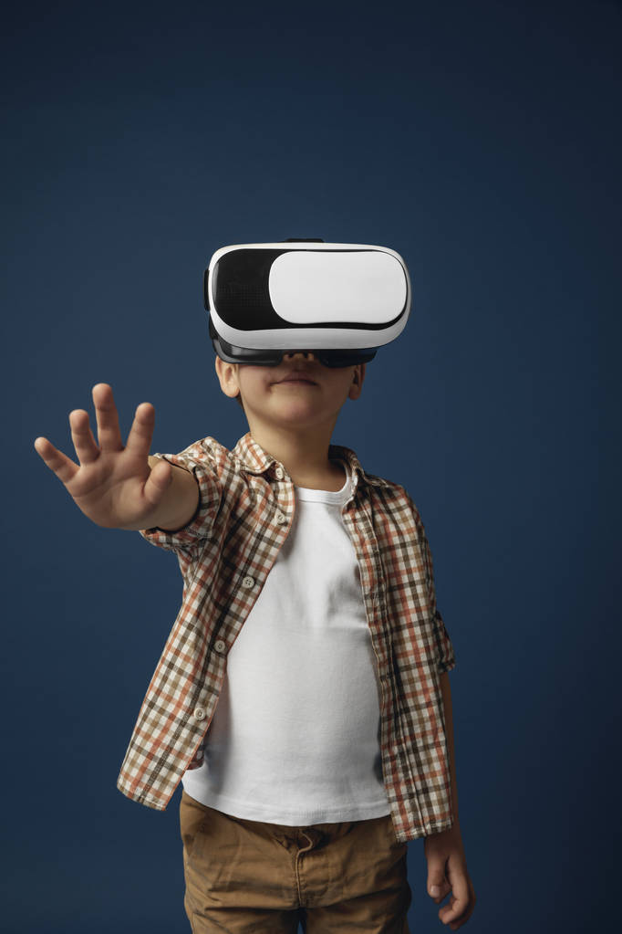 Niño con auriculares de realidad virtual
 - Foto, Imagen