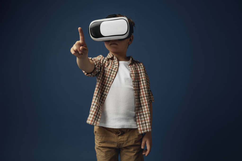 Дитина з гарнітурою віртуальної реальності
 - Фото, зображення