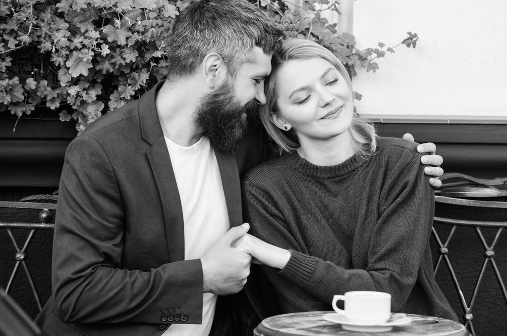 Brutale bärtige Hipster trinken Kaffee. Frau und Mann mit Bart entspannen sich im Café. verliebtes Paar beim romantischen Date. erste Begegnung von Frau und erwachsenem Mann. Morgenkaffee. Glücksgefühle - Foto, Bild