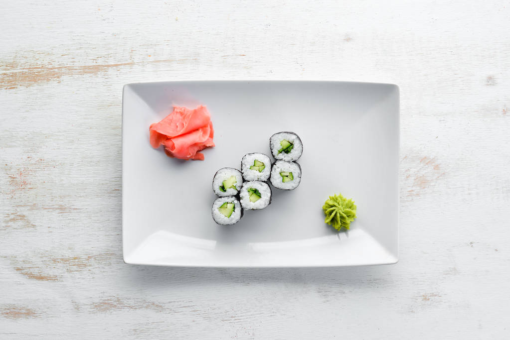 Χορτοφαγικό ρολό σούσι με αγγούρι. Ιαπωνική κουζίνα. Κορυφαία προβολή. - Φωτογραφία, εικόνα