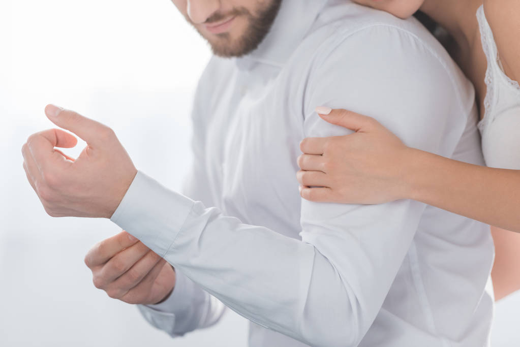 recortado vista de la joven mujer abrazando barbudo novio en camisa
  - Foto, Imagen