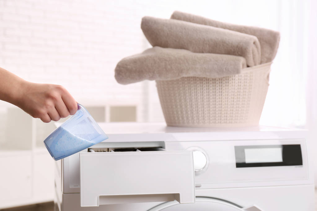 Žena nalévá prášek do šuplíku uvnitř pračky, v šatně. Den prádelny - Fotografie, Obrázek