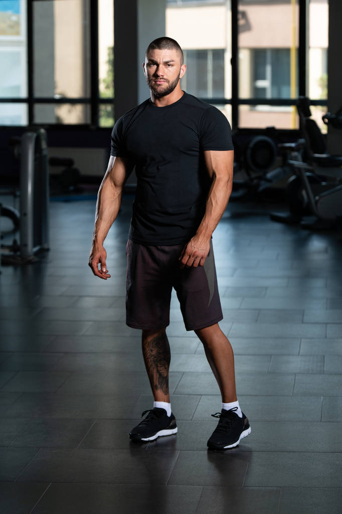 muskulöser Mann posiert im schwarzen T-Shirt - Foto, Bild
