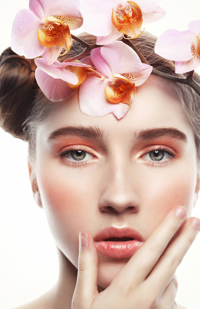 Modell mit perfektem Make-up und rosa Blumen - Foto, Bild