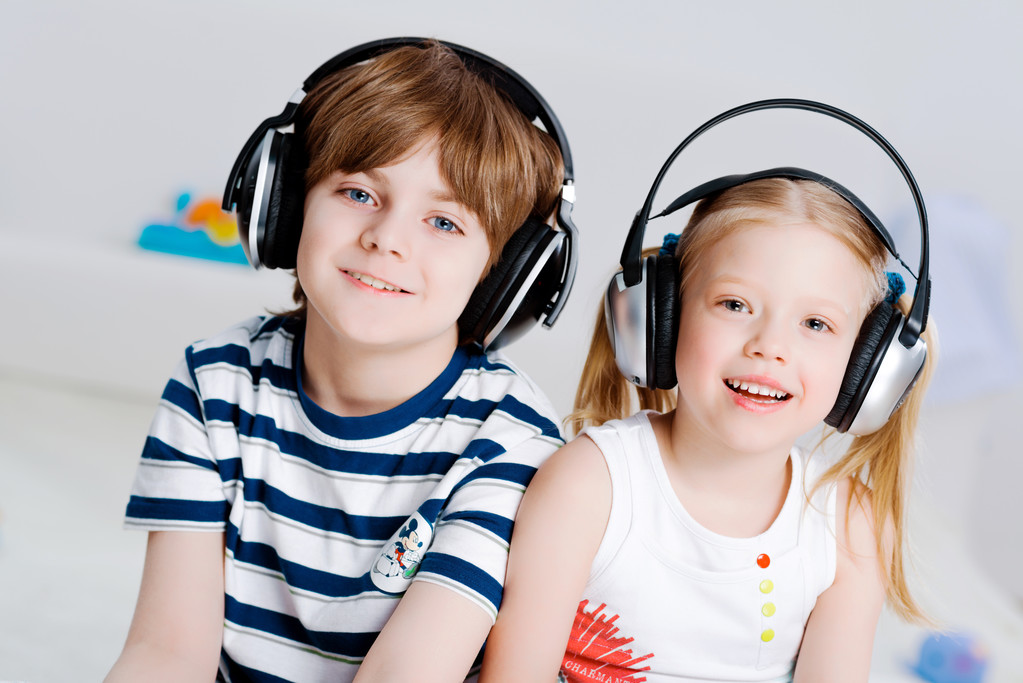 Hermano y hermana escuchando música con auriculares
 - Foto, Imagen