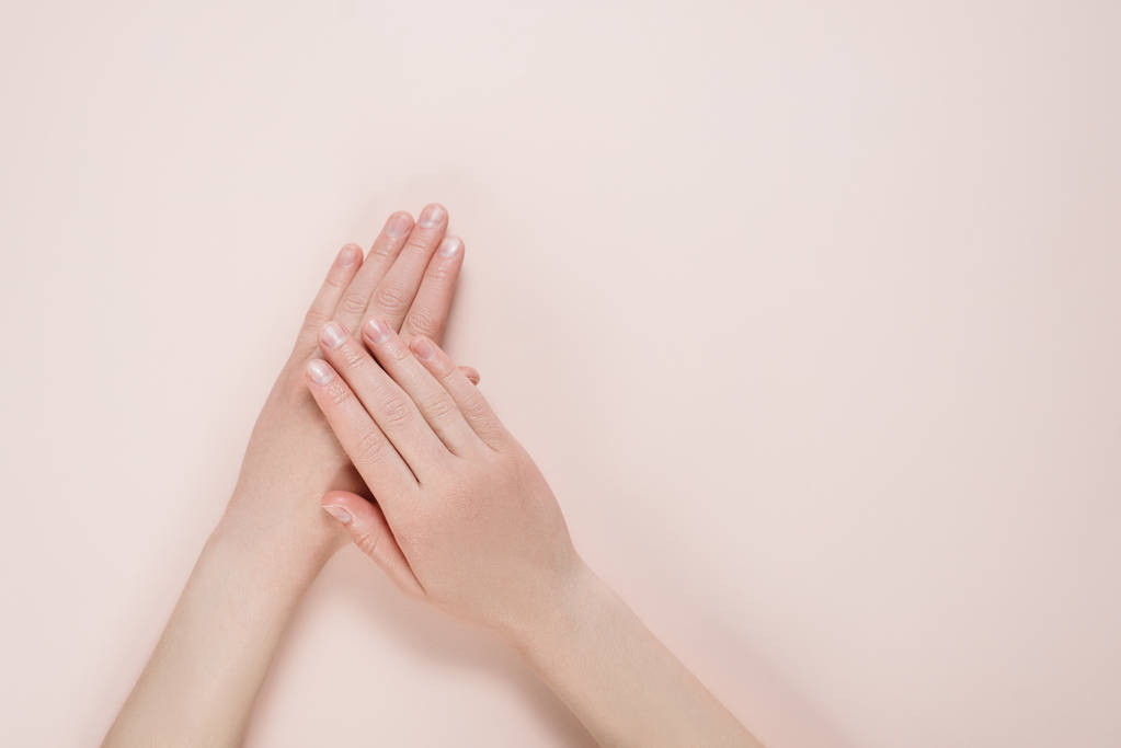 Krásná ženská ruce se kopírovací mezerou na béžovém pozadí. Koncepce kosmetického výzkumu a vývoje krásy. Pohled shora - Fotografie, Obrázek
