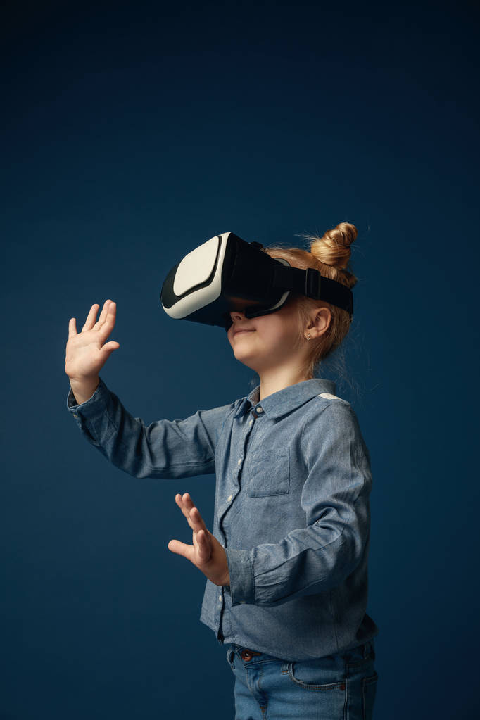 Παιδί με σετ κεφαλής εικονικής πραγματικότητας - Φωτογραφία, εικόνα