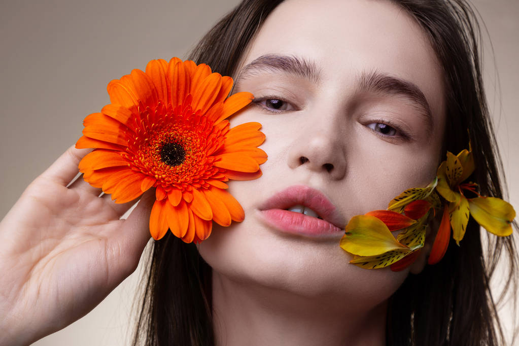Model bez make-upu s plátky květin na obličeji - Fotografie, Obrázek