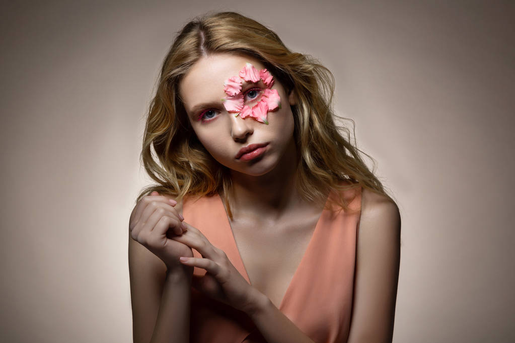 Çiçek yaprakları ile poz ekolojik kampanyaya katılan model - Fotoğraf, Görsel