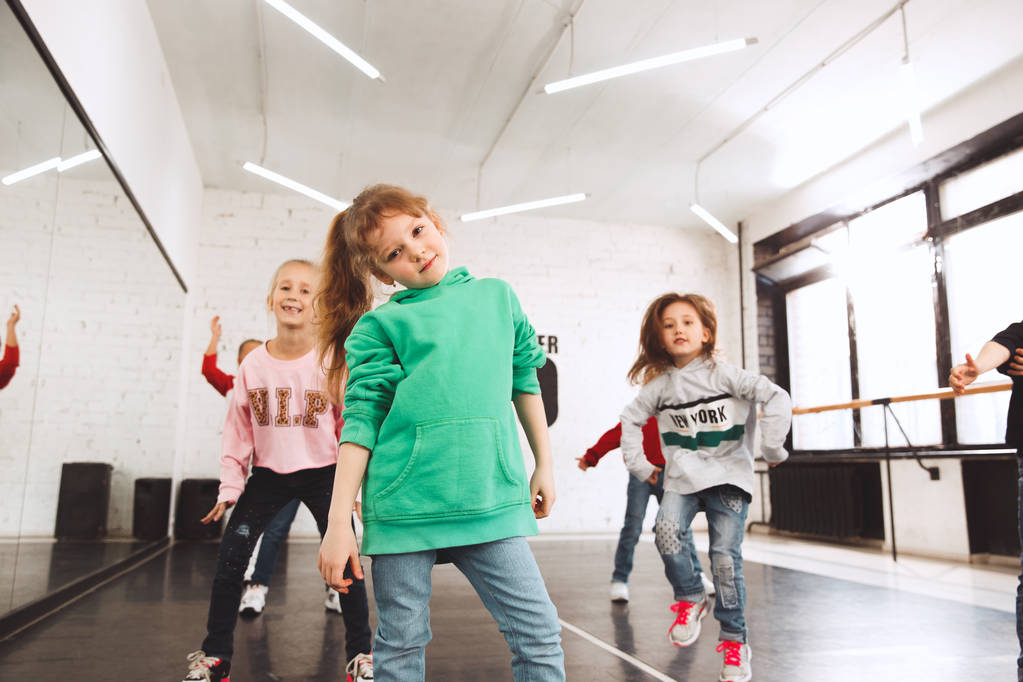 A gyerekek a tánciskolában. Balett, hiphop, utcai, funky és modern táncosok - Fotó, kép