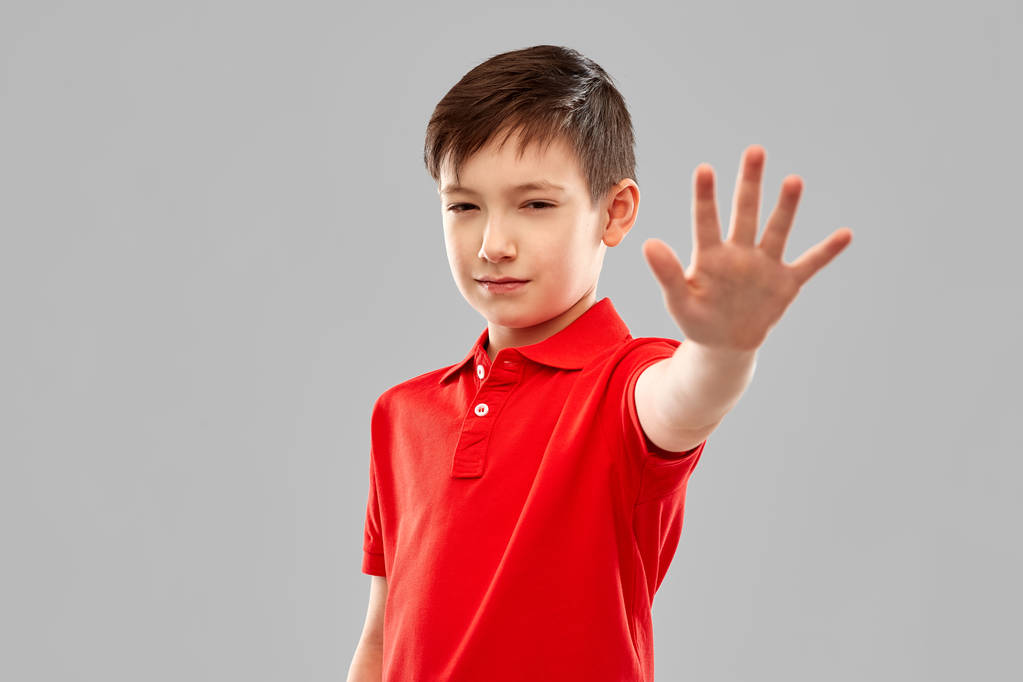 Junge im roten T-Shirt macht Stop-Geste - Foto, Bild