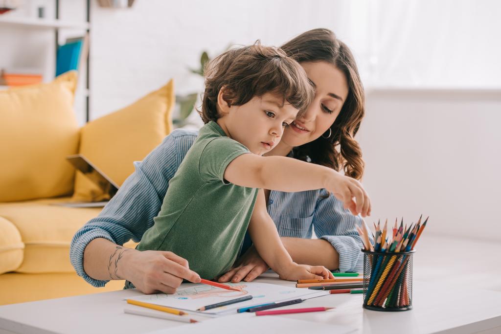 Matka i syn rysunek z kolorowych ołówków w salonie - Zdjęcie, obraz