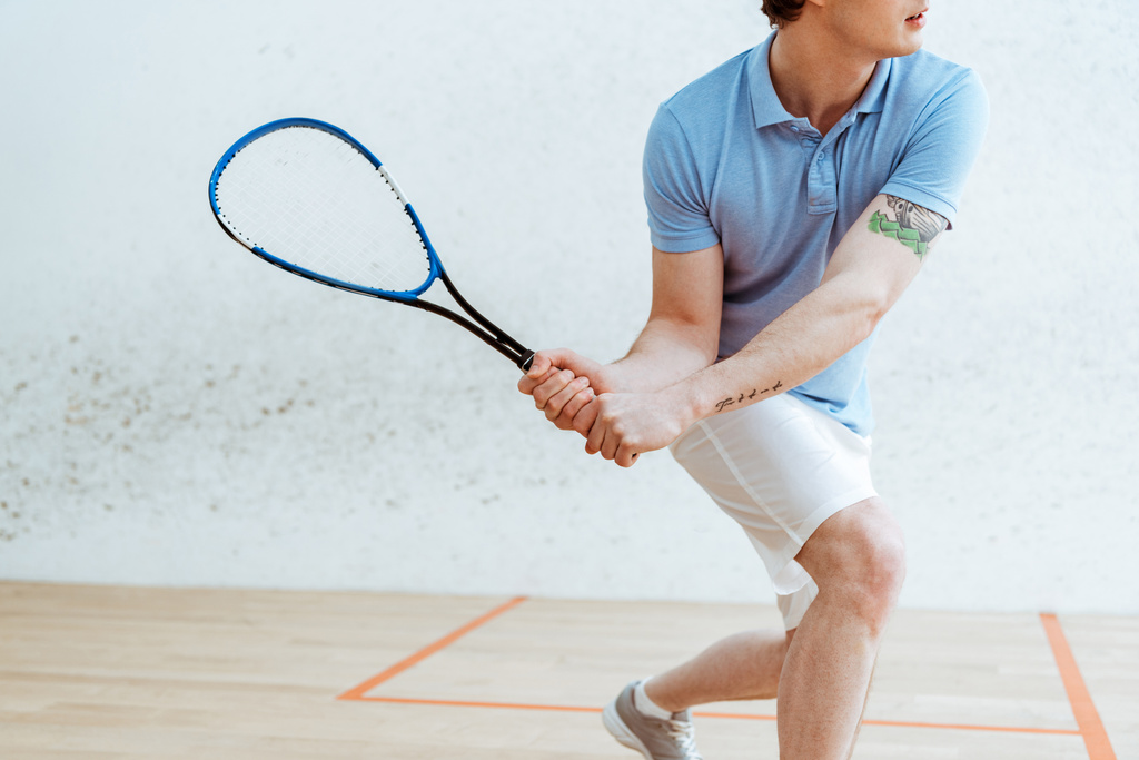 Nyírt kilátás sportoló kék póló ing squash játék sportközpontban - Fotó, kép
