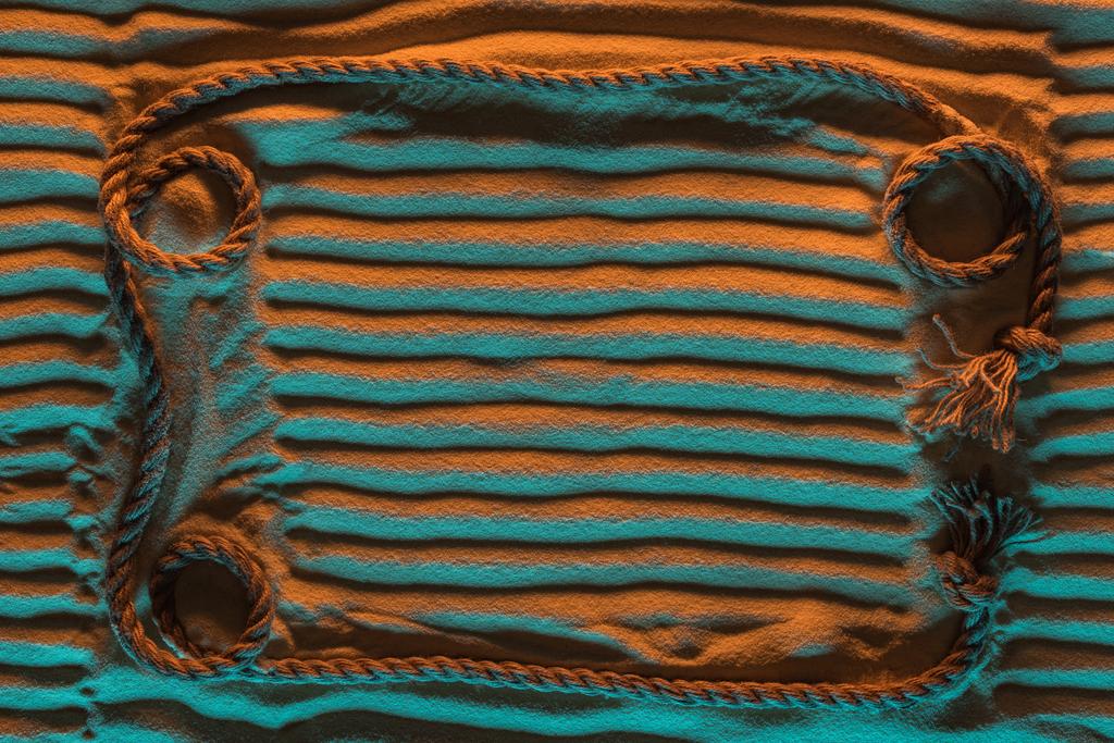 turuncu ve mavi ışıklar ve kopyalama alanı ile kum düz çizgiler ve ip üst görünümü - Fotoğraf, Görsel