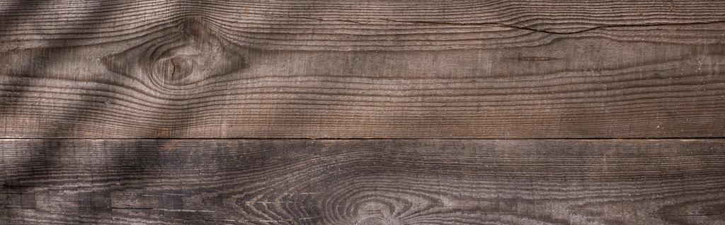 πανοραμική βολή από ξύλινο καφέ σανίδα με σκιές και χώρο αντιγραφής - Φωτογραφία, εικόνα